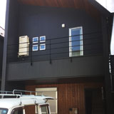 ウエスタンレッドシダー(米杉)壁板 節付き 本実・V溝 17.5x127(136)の施工写真
